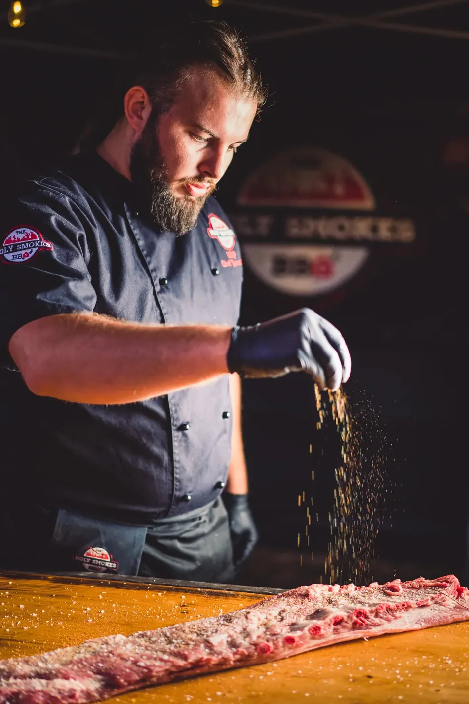 Шеф Йован Яневски подготвя месо за BBQ в кухнята на Holy Smokes
