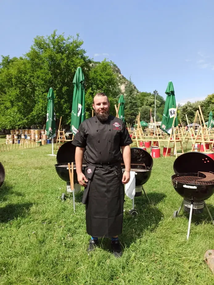 Шеф Йован Яневски с BBQ оборудване на открита локация