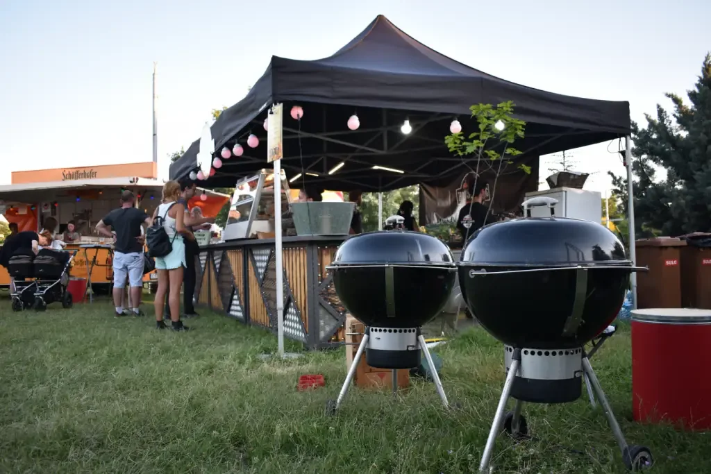 Открито фирмено BBQ събитие с оборудване и обслужване