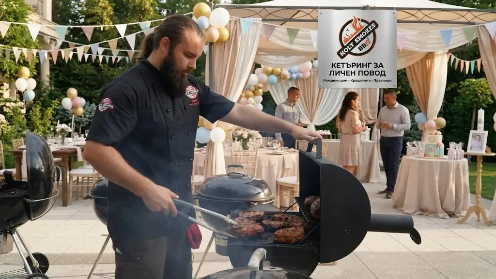 Готвач приготвя BBQ на място пред гости